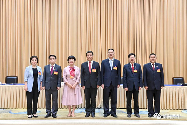 03新一届领导班子合影.jpg 03新一届领导班子合影.jpg