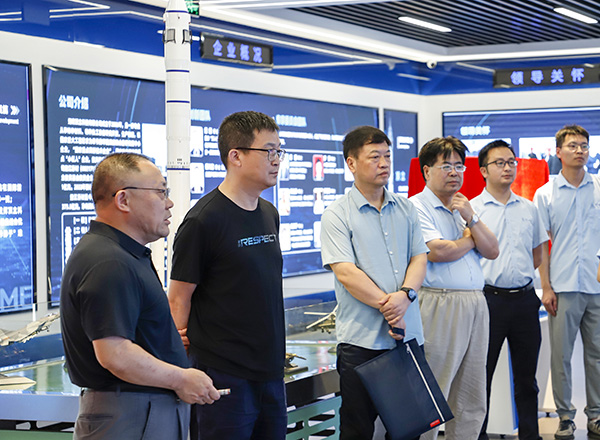 中航飞机起落架李铭董事长考察F66永乐科技 (2).JPG 中航飞机起落架李铭董事长考察F66永乐科技 (2).JPG